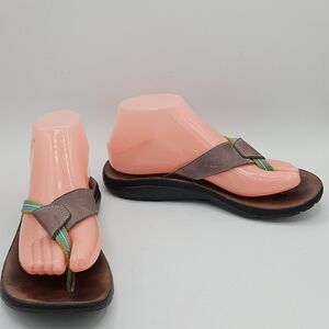 Chaco flip flop between the toe thong style blue, green, yellow sandals size 7